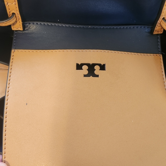 Tory Burch Block T Bucket Bag Tan Leather - Picture 8 of 11